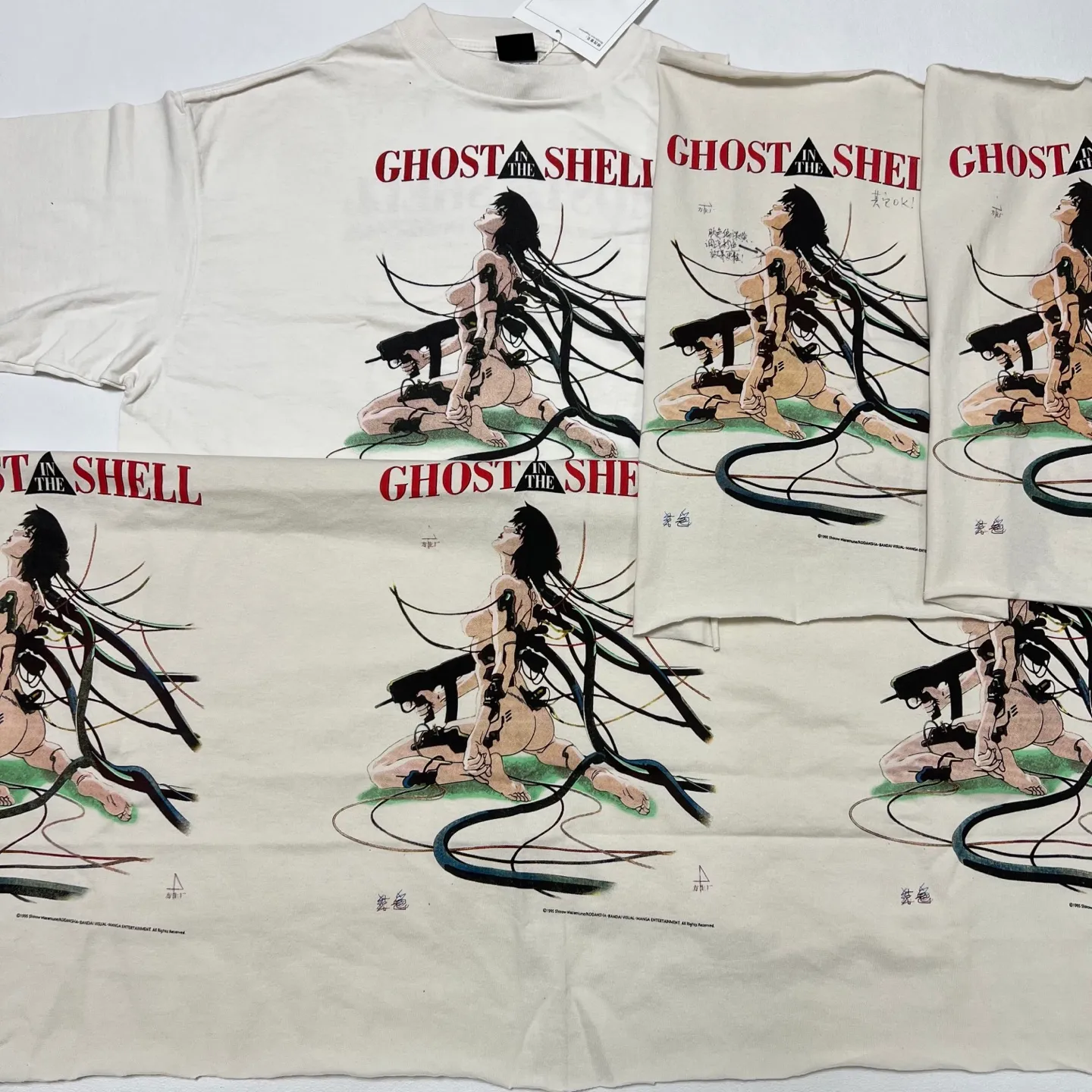 Printing is done multiple times and strives for perfection SAINT Mxxxxxx x GHOST IN THE SHELL ' GITS ' SS TEE/WHT Classic big IP Ghost in the Shell co-branded model Suzi charger/ Suzi character TEE off-white S-XL Cylindrical fabric without side seams 220g high weight OE yarn ⚠️Note: It is almost meaningless if it is not a cylindrical fabric Customized joint main mark/joint wash mark/little angel anti-counterfeiting label Original printing factory, top purchasing agent level